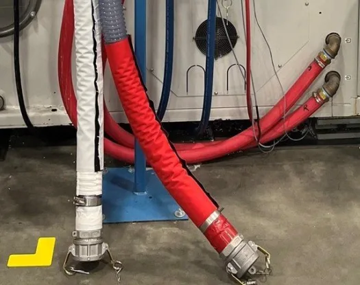 Colour-coded sleeve on hoses in a production plant